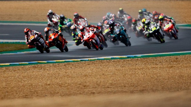 Pembalap Aspar Sergio Garcia menang Moto3 Prancis 2021 yang digelar di trek basah. Sementara pembalap Indonesia Andi Gilang berhasil merebut poin.