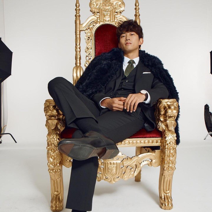 <p>Ok Taec Yeon adalah personil 2PM, boyband legendaris dari generasi K-pop kedua. Debut sebagai idol di 2008, ia merambah dunia akting lewat drama Korea <em>Cinderella's Sister</em> di 2010. Belum lama ini ia menyita perhatian sebagai tokoh antagonis Jang Han Seok di drama Korea <em>Vincenzo.</em> (Foto: Instagram: @taecyeonokay)</p>