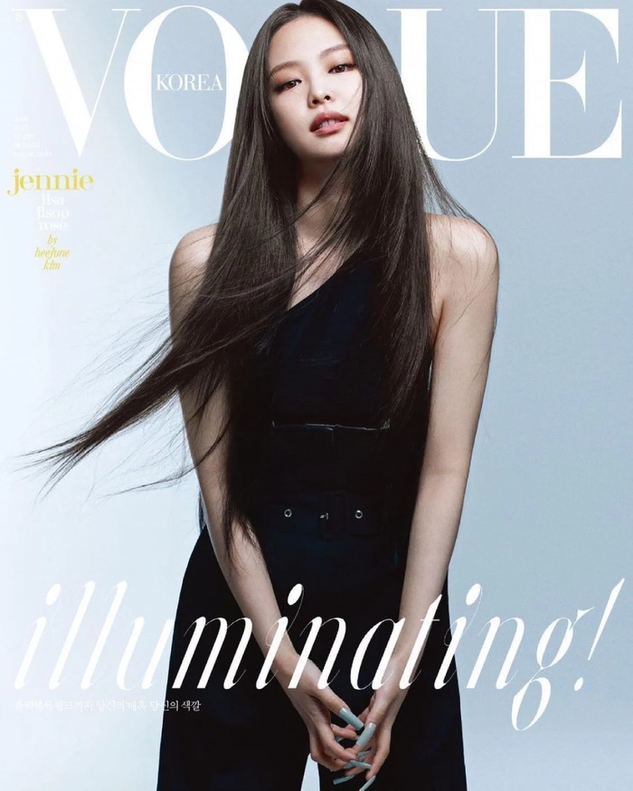 Pelantun Solo, Jennie BLACKPINK, selalu tampil memukau seperti kali ini dimana ia tampak elegan dengan balutan jumpsuit satu lengan berwarna hitam (foto: Instagram.com/@voguekorea)
