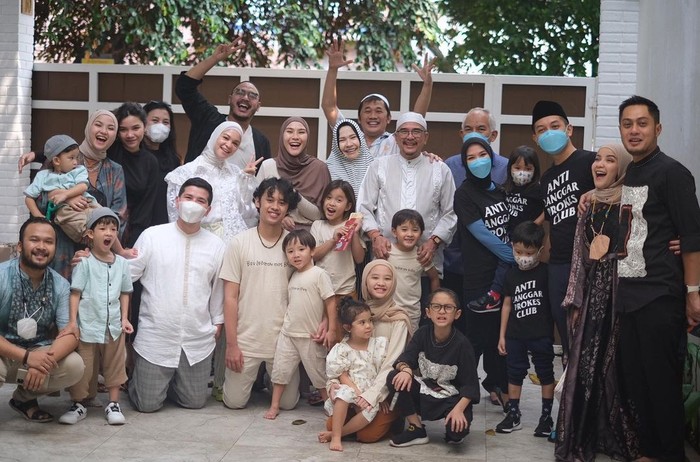 Penampilan Zaskia Adya Mecca dan keluarga yang unik tersebut bahkan menginspirasi artis lain. Banyak yang memuji kesederhanaan dan ide busana lebaran ala Zaskia. Bagaimana menurutmu, Ladies? (Foto: Instagram.com/zaskiadyamecca)