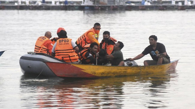 Perahu motor terbalik di Perairan Bo'a, Kabupaten Rote Ndao, NTT, yang menyebabkan 7 orang meninggal dan 12 lainnya dirawat.