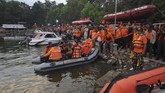 FOTO: Pencarian Korban Perahu Tenggelam di Waduk Kedung Ombo Perahu wisata yang mengangkut 20 penumpang tenggelam di Waduk Kedung Ombo, Boyolali, Jawa Tengah Sabtu (15/5) kemarin. Berikut gambaran pencarian korbannya.
