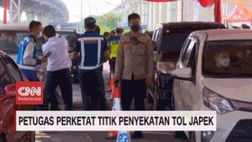 VIDEO: Petugas Perketat Titik Penyekatan Tol Japek