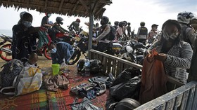FOTO: Kerumunan Anyer Berujung Penutupan Tempat Wisata Banten