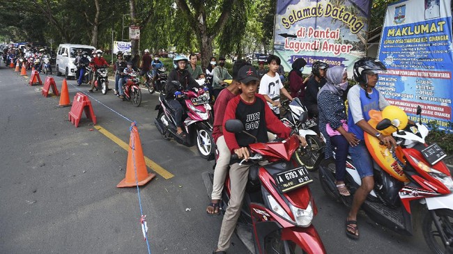 Polisi lakukan patroli dan membuat pos penyekatan terkait dengan instruksi Gubernur Banten untuk menutup lokasi wisata Pantai Anyer dan Carita.