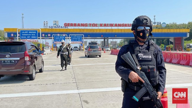 Kepolisian tetap menyekat para pendatang dari kampung meski Operasi Ketupat berakhir.