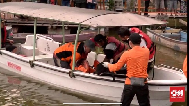 Insiden tenggelamnya perahu wisata di Waduk Kedung Ombo Boyolali, Jawa Tengah membuat 9 dari 19 orang penumpang tewas.