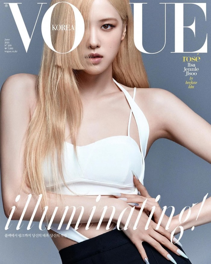 Rose tampil cantik dengan rambur blonde yang terurai menutup separuh wajahnya dan dilengkapi dengan asymmetrical top berwarna putih (foto: Instagram.com/@voguekorea)