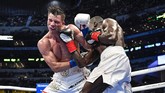 SMASHOT: Pertunjukan Kegigihan di Arena Pertempuran Sederet atlet dari berbagai cabang olahraga memperlihatkan kegigihan mereka demi meraih hasil terbaik di arena masing-masing.