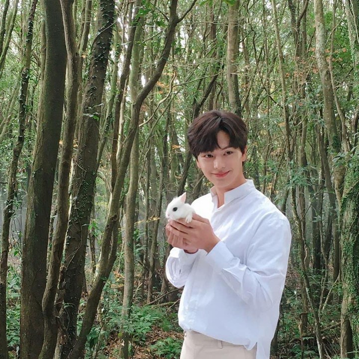 <p>Yook Sungjae adalah maknae atau member termuda dari grup BtoB. Idol yang berada di bawah naungan Cube Entertainment itu telah memulai debutnya di drama Korea <em>The Heirs</em> pada 2013 silam. Saat ini Sungjae tengah menempuh program wajib militer. Drama terakhirnya sebelum wamil adalah <em>Mystic Pop-up Bar</em> di 2020. (Foto: Instagram: @yook_can_do_it)</p>