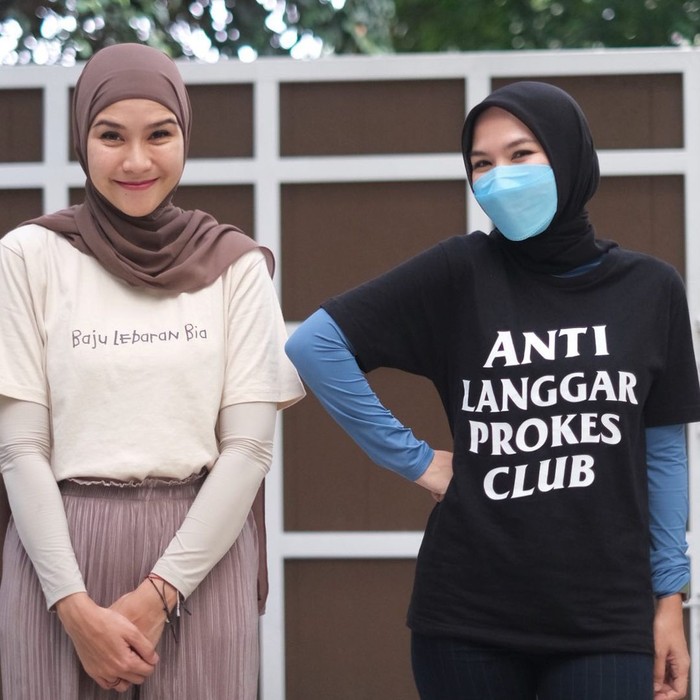 T-shirt yang mereka kenakan juga terbilang unik karena tertulis nama panggilan masing-masing. T-shirt yang dipakai Zaskia, bertuliskan, “Baju Lebaran Bia.” Sedangkan untuk sang suami, bertuliskan “Baju Lebaran Abi.” (Foto: Instagram.com/zaskiadyamecca)