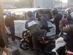 Tabrak Lari di Cakung, ABG dan Mobilnya Diamuk Massa!