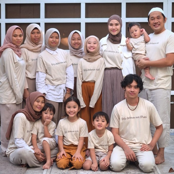Dalam unggahan foto di akun Instagram @zaskiadyamecca, Istri Hanung Bramantyo ini terlihat mengenakan t-shirt berwarna cream bertuliskan ‘Baju Lebaran’. Tak sendiri, t-shirt dengan print ‘baju lebaran' juga dikenakan keluarga besar Zaskia Adya Mecca dan Hanung Bramantyo. Mereka terlihat kompak dengan t-shirt seragam. (Foto: Instagram.com/zaskiadyamecca)