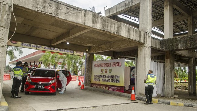 Rangkuman Covid-19 di RI Minggu (16/5) Kemenkes setop penggunaan 448.480 vaksin AstraZeneca hingga direksi Kimia Farma dipecat.
