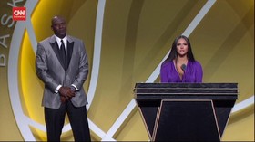 VIDEO: Jordan Wakili Kobe Bryant Terima NBA Hall of Fame