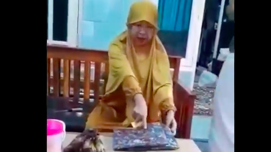 Viral emak-emak marahi kurir (screenshot Twitter)
