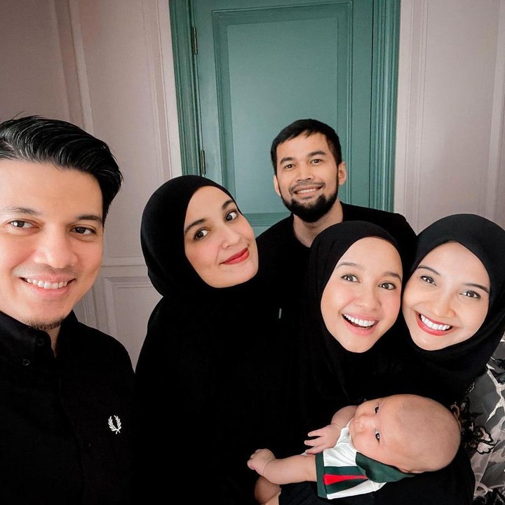 <p>Momen Idul Fitri mereka semakin meriah ketika bertemu dengan pasangan Shireen Sungkar dan Teuku Wisnu. Mereka juga kedatangan sang sahabat, aktris cantik Laudya Cynthia Bella. (Foto: Instagram: @irwansyah_15)</p>