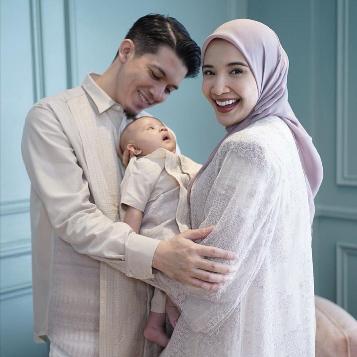 <p>Pasangan yang sama-sama berprofesi sebagai artis itu langsung dibanjiri komentar warganet. Mereka terharu melihat kebahagiaan Zaskia dan Irwansyah yang kini dapat berlebaran bersama anak. (Foto: Instagram: @zaskiasungkar15)</p>