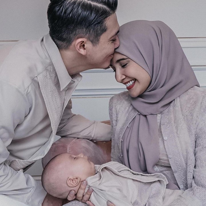 <p>Kebahagiaan tak dapat dipendam oleh Zaskia dan Irwansyah. Tengok saja potret mereka yang semakin mesra di hari Lebaran dengan adanya Ukkasya. (Foto: Instagram: @zaskiasungkar15)</p>