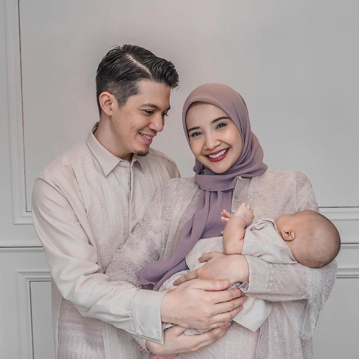 <p>Zaskia Sungkar dan Irwansyah melewati Idul Fitri dengan penuh sukacita. Tak lagi berdua, mereka kini merayakan lebaran bersama buah hati tercinta. (Foto: Instagram: @zaskiasungkar15)</p>