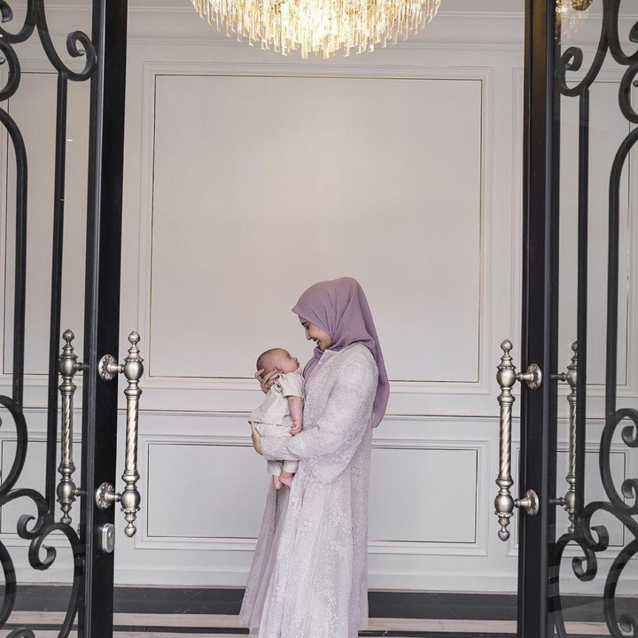 <p>Zaskia Sungkar tampil anggun dalam balutan gamis berwarna dusty dan hijab segi empat andalannya. Ia berpose ketika menggendong Ukkasya di hari Idul Fitri. (Foto: Instagram: @zaskiasungkar15)</p>