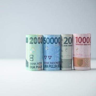 Heboh, Mendadak Ada 'Hujan Uang' di Jalanan Kota Bandung