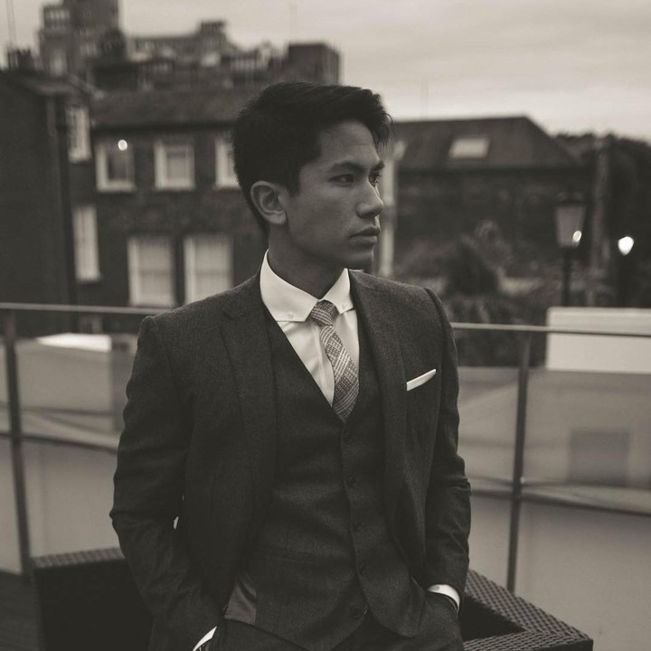 <p>Abdul Mateen juga kerap menemani sang ayah menghadiri acara politik dan kenegaraan, termasuk ke pesta-pesta penting. Potretnya ketika berbalut tuxedo tak kalah tampan, nih. (Foto: Instagram: @tmski)</p>
