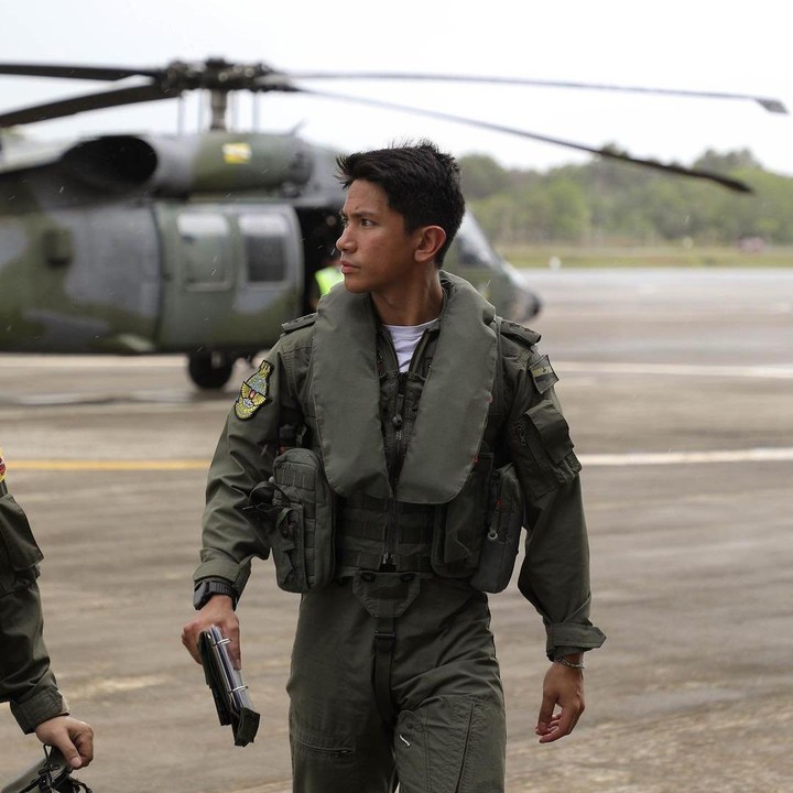 <p>Pangeran Abdul Mateen memenuhi syarat sebagai pilot helikopter di Sekolah Terbang Helikopter Pertahanan di RAF Shawbury. Ayahnya sendiri yang melantik dan menyematkan lencana di seragam Abdul Mateen. (Foto: Instagram: @tmski)</p>