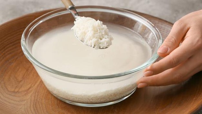 Stop, Jangan Dibuang! Ini 5 Manfaat Air Cucian Beras untuk Rambut yang Sehat dan Berkilau