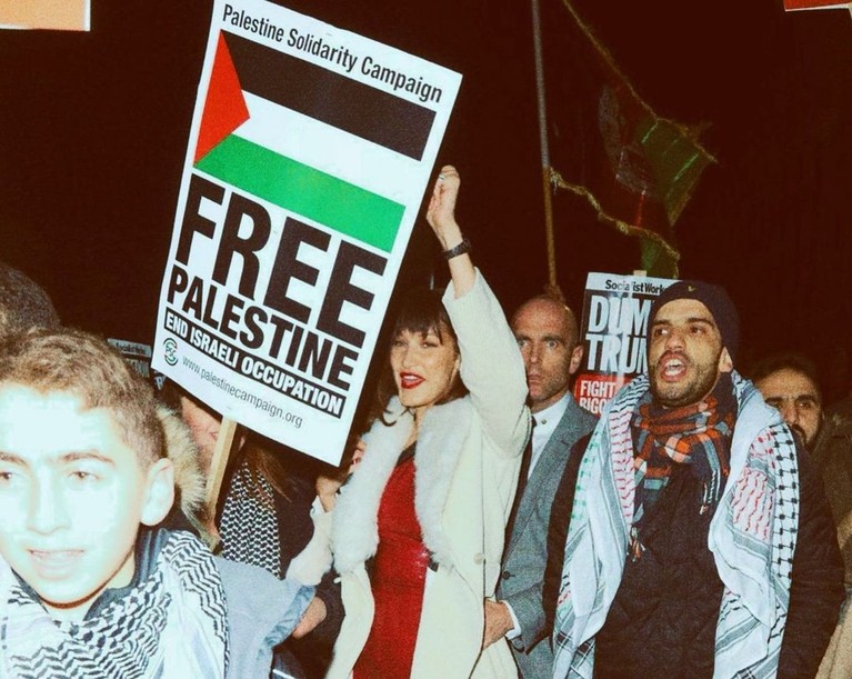 Aksi Bella Hadid Turun ke Jalan Demo Dukung Palestina Supermodel Bella Hadid ikut aksi protes dan demo di New York untuk dukung Palestina. Yuk kita intip bagaimana penampakannya!