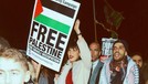 Supermodel Bella Hadid ikut aksi protes dan demo di New York untuk dukung Palestina&period; Yuk kita intip bagaimana penampakannya&excl;