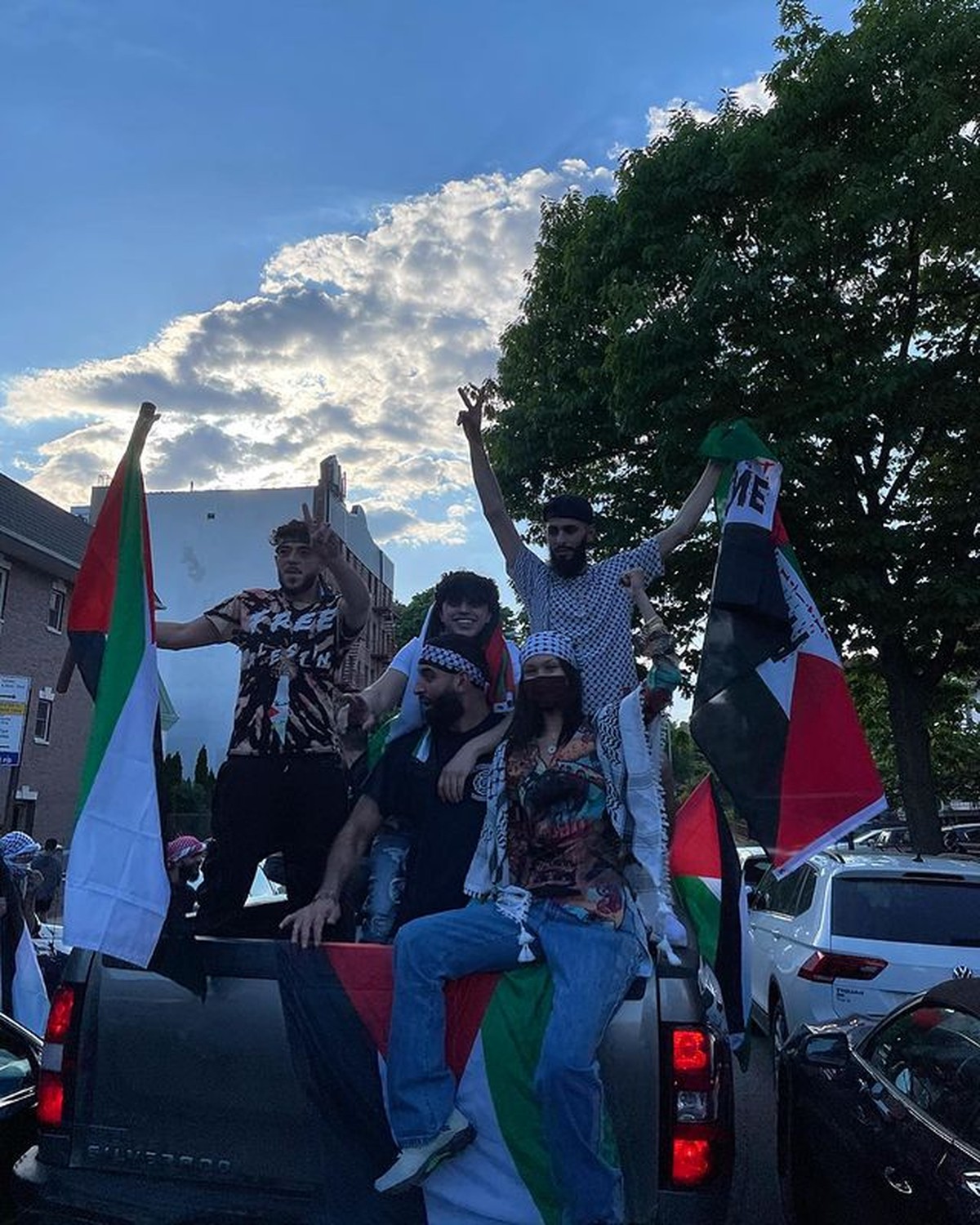 Supermodel Bella Hadid ikut aksi protes dan demo di New York untuk dukung Palestina&period; Yuk kita intip bagaimana penampakannya&excl;