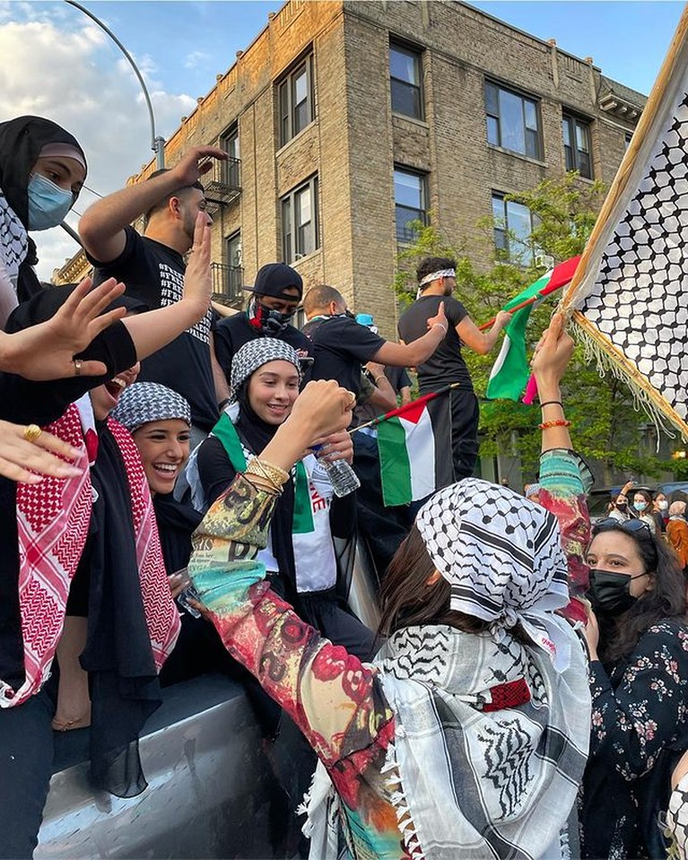 Aksi Bella Hadid Turun ke Jalan Demo Dukung Palestina Supermodel Bella Hadid ikut aksi protes dan demo di New York untuk dukung Palestina. Yuk kita intip bagaimana penampakannya!