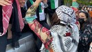 Supermodel Bella Hadid ikut aksi protes dan demo di New York untuk dukung Palestina&period; Yuk kita intip bagaimana penampakannya&excl;
