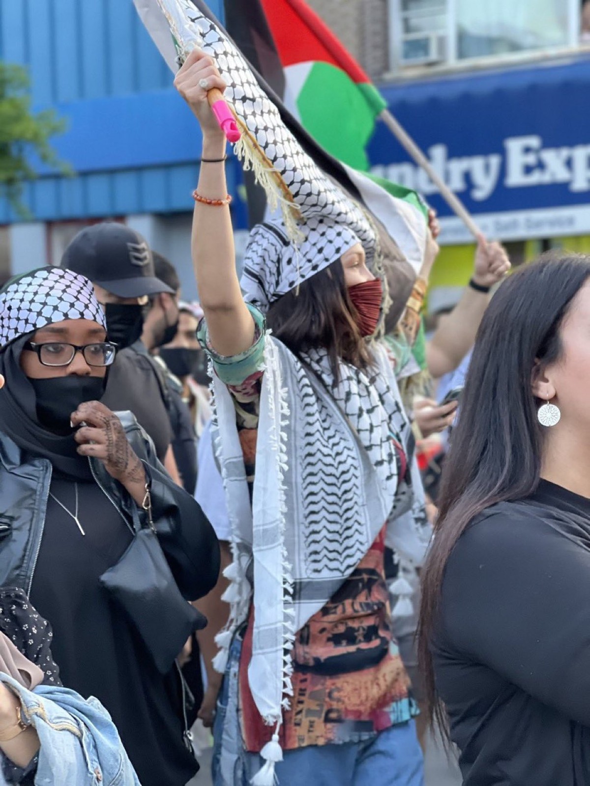 Supermodel Bella Hadid ikut aksi protes dan demo di New York untuk dukung Palestina&period; Yuk kita intip bagaimana penampakannya&excl;