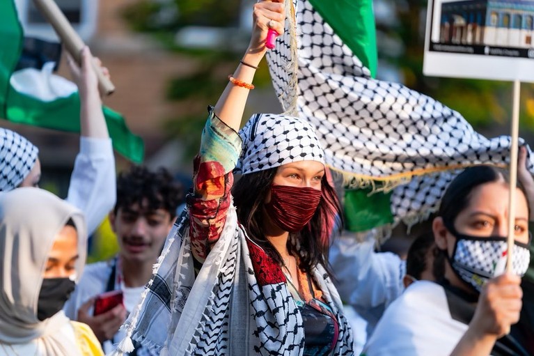 Supermodel Bella Hadid ikut aksi protes dan demo di New York untuk dukung Palestina. Yuk kita intip bagaimana penampakannya!