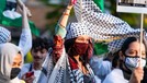 Supermodel Bella Hadid ikut aksi protes dan demo di New York untuk dukung Palestina&period; Yuk kita intip bagaimana penampakannya&excl;