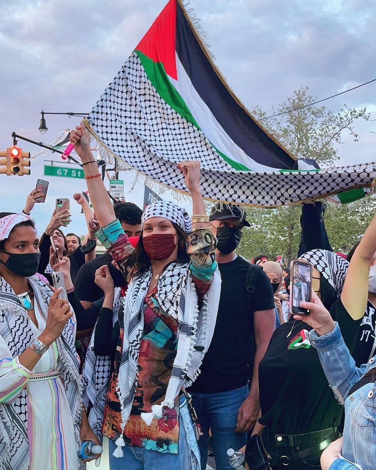 Supermodel Bella Hadid ikut aksi protes dan demo di New York untuk dukung Palestina&period; Yuk kita intip bagaimana penampakannya&excl;
