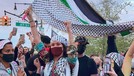 Supermodel Bella Hadid ikut aksi protes dan demo di New York untuk dukung Palestina&period; Yuk kita intip bagaimana penampakannya&excl;