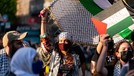 Supermodel Bella Hadid ikut aksi protes dan demo di New York untuk dukung Palestina&period; Yuk kita intip bagaimana penampakannya&excl;