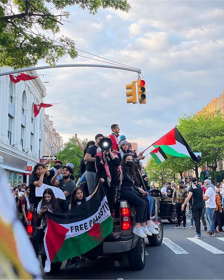 Aksi Bella Hadid Turun ke Jalan Demo Dukung Palestina Supermodel Bella Hadid ikut aksi protes dan demo di New York untuk dukung Palestina. Yuk kita intip bagaimana penampakannya!