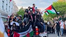 Supermodel Bella Hadid ikut aksi protes dan demo di New York untuk dukung Palestina&period; Yuk kita intip bagaimana penampakannya&excl;