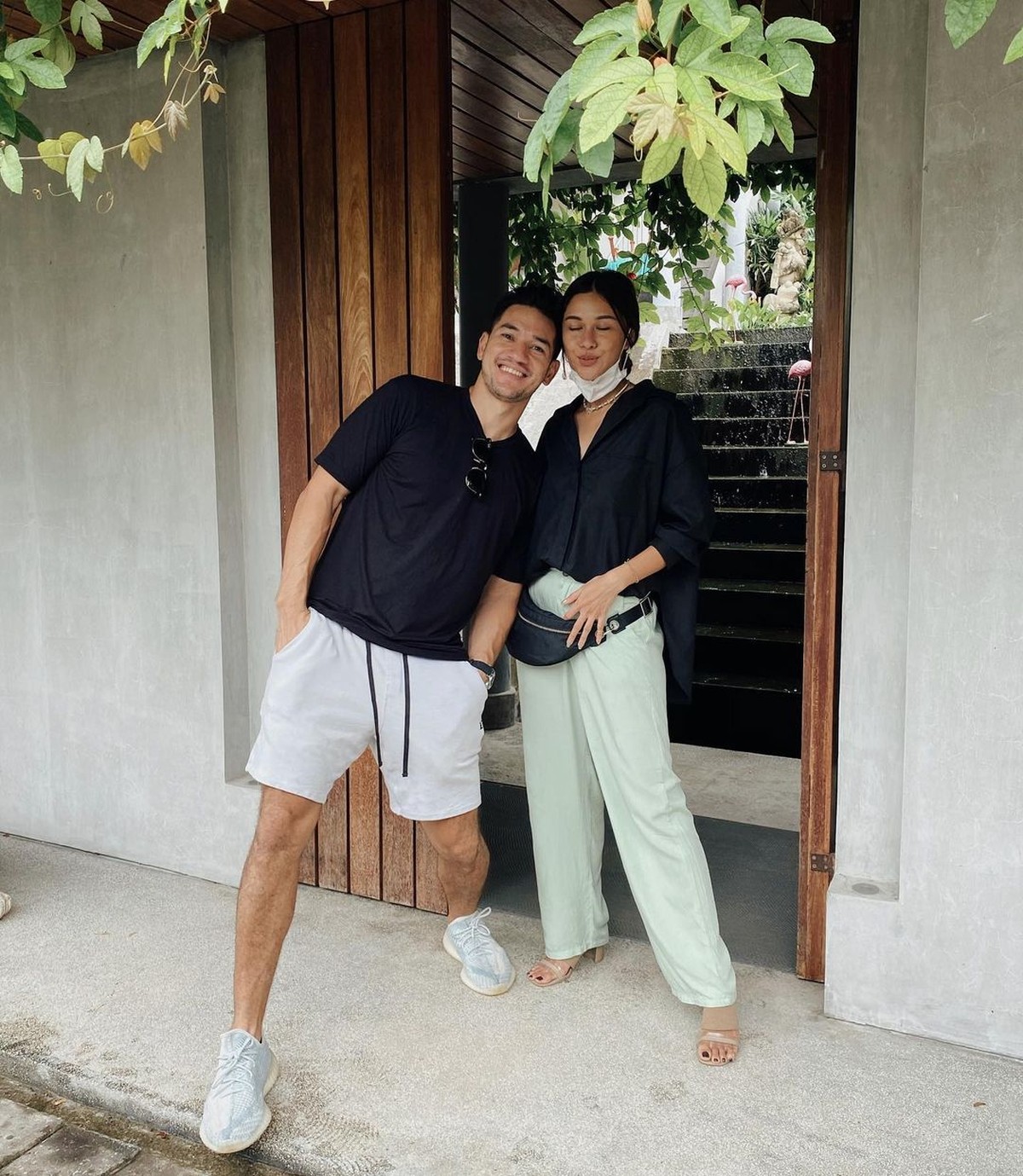 Pasangan Nana Mirdad dan Andrew White baru saja merayakan ulang tahun pernikahan mereka yang ke-15&period; Yuk kita intip kemesraan mereka&excl;