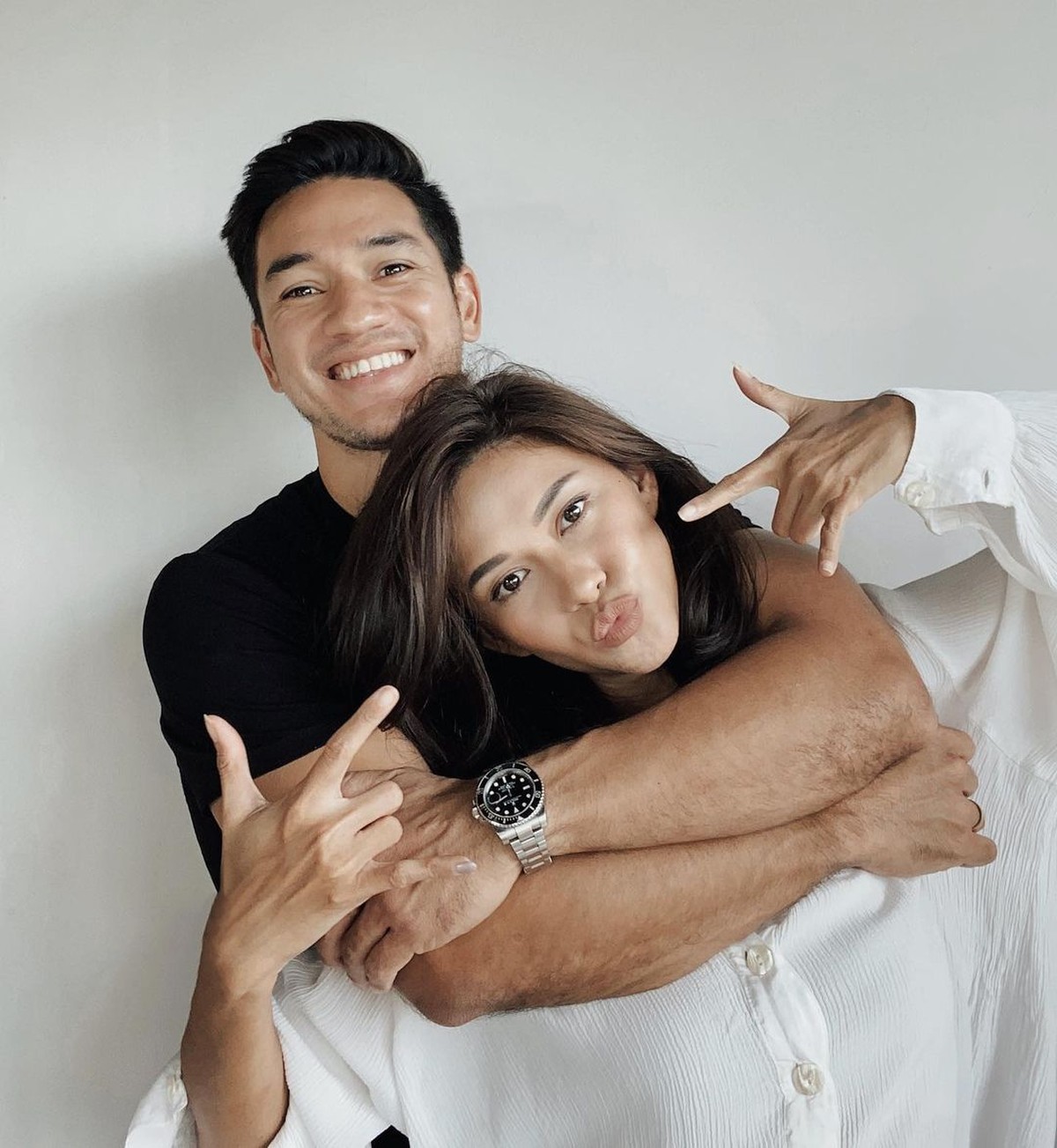 Pasangan Nana Mirdad dan Andrew White baru saja merayakan ulang tahun pernikahan mereka yang ke-15&period; Yuk kita intip kemesraan mereka&excl;