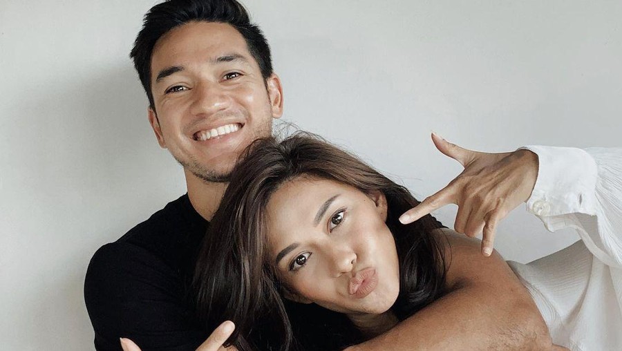 Pasangan Nana Mirdad dan Andrew White baru saja merayakan ulang tahun pernikahan mereka yang ke-15. Yuk kita intip kemesraan mereka!