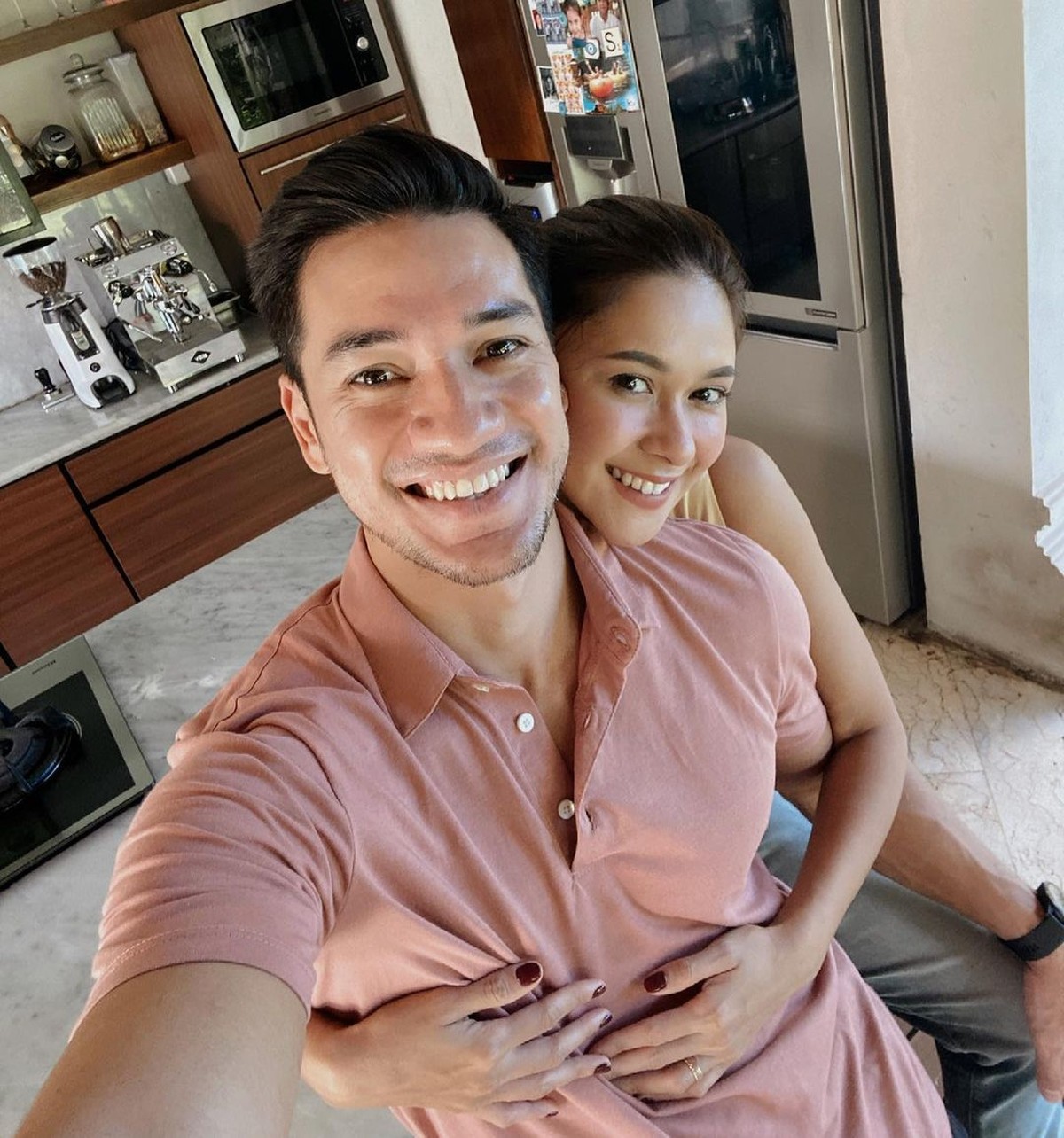 Pasangan Nana Mirdad dan Andrew White baru saja merayakan ulang tahun pernikahan mereka yang ke-15&period; Yuk kita intip kemesraan mereka&excl;