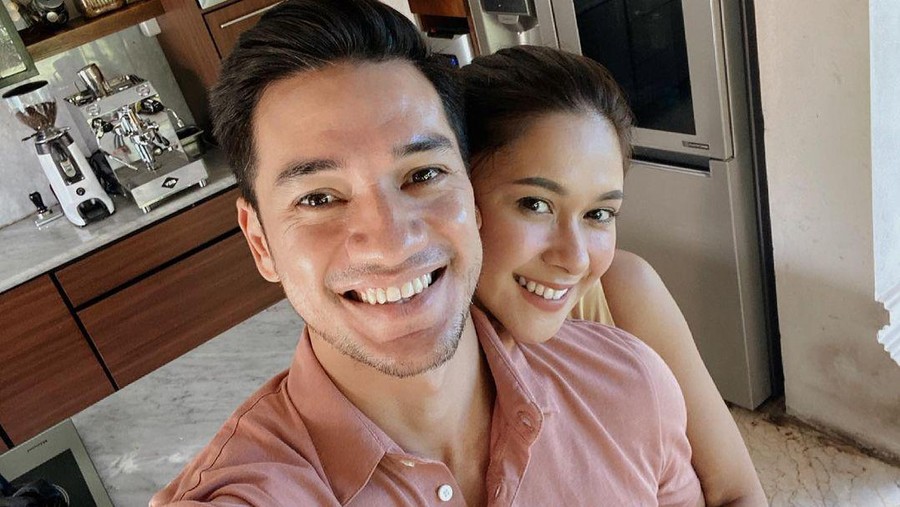 Andrew White dan Nana Mirdad Pasangan Nana Mirdad dan Andrew White baru saja merayakan ulang tahun pernikahan mereka yang ke-15. Yuk kita intip kemesraan mereka!