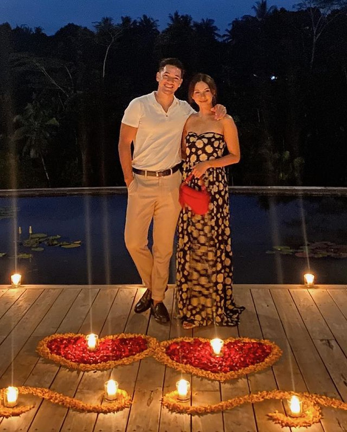 Pasangan Nana Mirdad dan Andrew White baru saja merayakan ulang tahun pernikahan mereka yang ke-15&period; Yuk kita intip kemesraan mereka&excl;