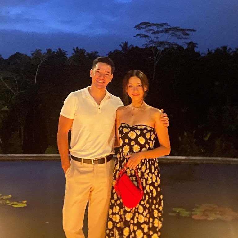 Andrew White dan Nana Mirdad Pasangan Nana Mirdad dan Andrew White baru saja merayakan ulang tahun pernikahan mereka yang ke-15. Yuk kita intip kemesraan mereka!