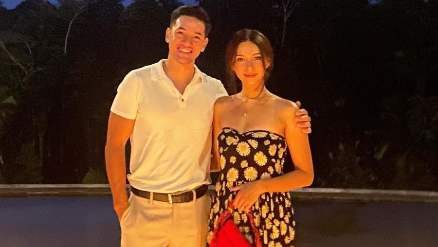 Pasangan Nana Mirdad dan Andrew White baru saja merayakan ulang tahun pernikahan mereka yang ke-15. Yuk kita intip kemesraan mereka!